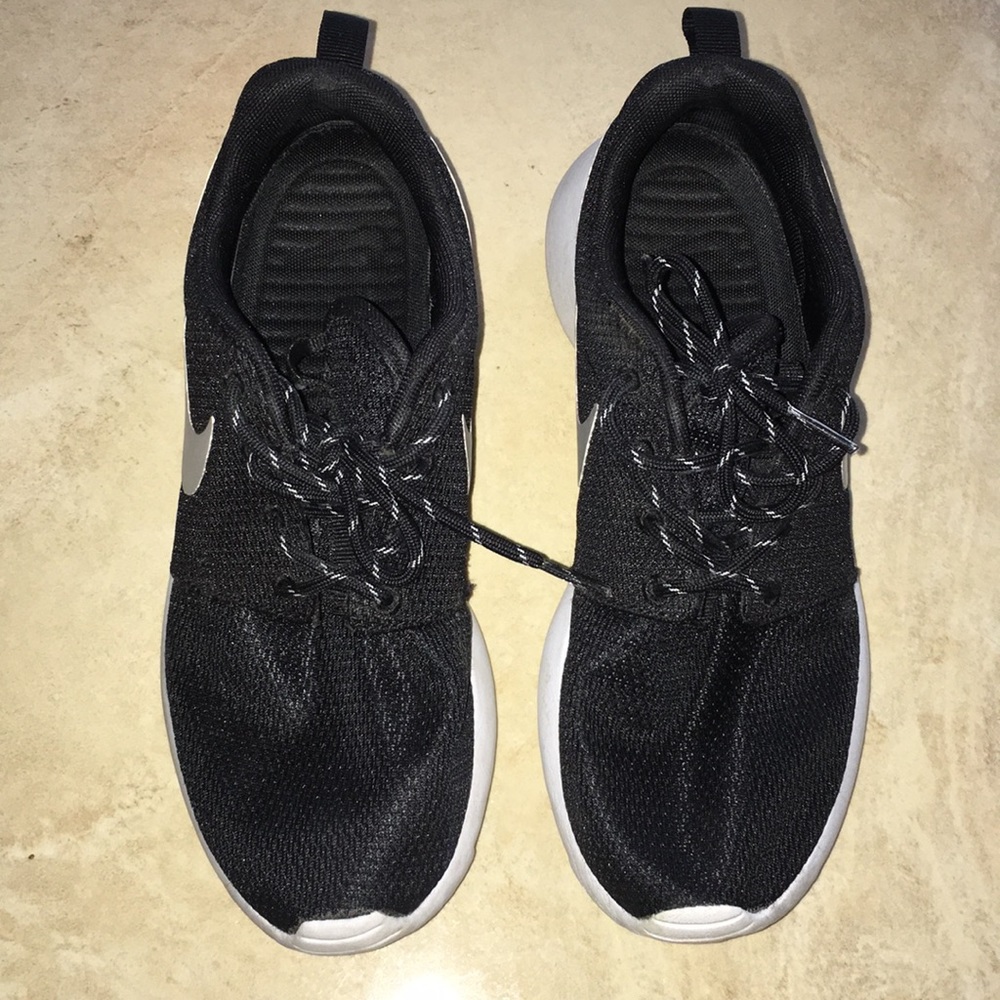 Black Nike Roshe